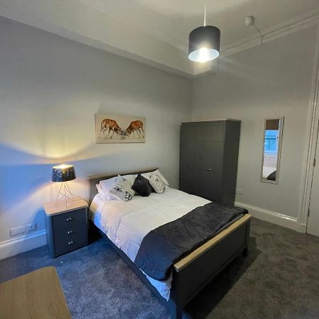 Traditional 5 Bedroom City Centre Apartment Глазго Экстерьер фото